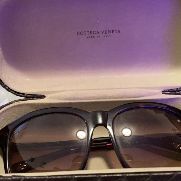 Bottega Veneta sunglasses. - Picture 2 of 4
